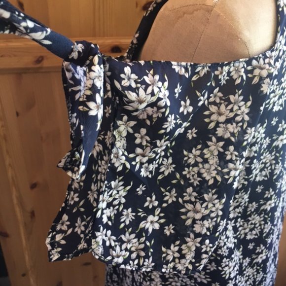 Navy Blue and White Flowered Dress with Flutter Sleeves Size M - Picture 5 of 8